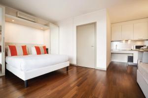 A kitchen or kitchenette at Ramada Plaza by Wyndham Milano