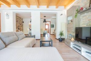 un salon avec un canapé et une télévision à écran plat dans l'établissement Lovely house in the most peacefull place of Grado, à Grado