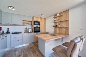 Kuchyňa alebo kuchynka v ubytovaní Apartments & Bungalows Ivanović