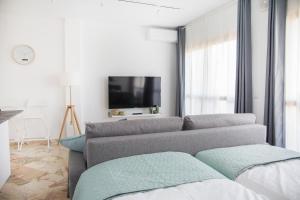 TV a/nebo společenská místnost v ubytování OleHolidays Romana Playa 336 vistas al mar