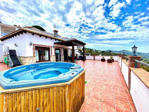 カニージャス・デ・アルバイダにあるVilla Sara y Villa Lucíaの家のパティオにあるホットタブ +5枚の写真