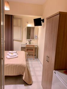 Postel nebo postele na pokoji v ubytování Costas Rooms