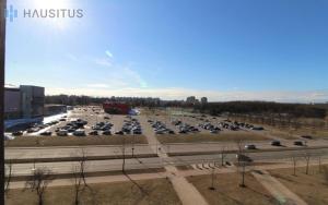 un gran estacionamiento con autos estacionados en él en Nemuno apartamentai en Panevėžys