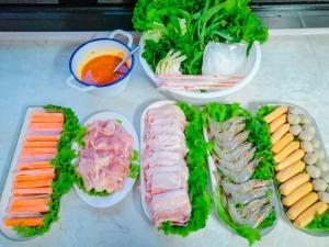 豪华帐篷内部或周边提供的食物