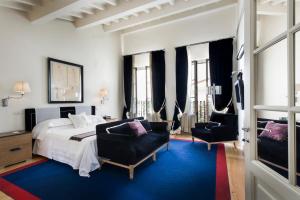 A bed or beds in a room at Palazzo Vecchietti - Residenza D'Epoca