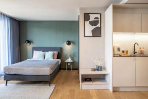 a bedroom with a bed and a kitchen at ipartment Böblingen Sindelfingen in Böblingen +35 photos