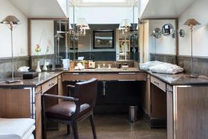 A kitchen or kitchenette at Palazzo Vecchietti - Residenza D'Epoca