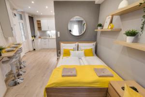 um quarto com uma cama amarela num pequeno quarto em RP1 Apartment em Budapeste
