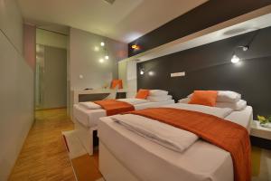Postel nebo postele na pokoji v ubytování Omnia Hotel Relax & Wellness