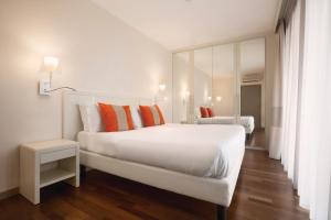 A bed or beds in a room at Ramada Plaza by Wyndham Milano