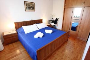 ein Schlafzimmer mit einem Bett mit zwei Handtüchern darauf in der Unterkunft Apartment Gorgo in Sečovlje