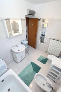 y baño con lavabo, bañera y aseo. en Apartment Gorgo en Sečovlje