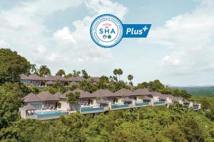una imagen de un complejo con el logotipo shka plus en The Pavilions Phuket, en Bang Tao Beach