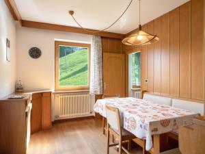 a kitchen and dining room with a table and a window at Ciasa Soppelsa 2 in Moena