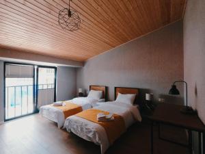 Giường trong phòng chung tại Capra Hotel Kazbegi