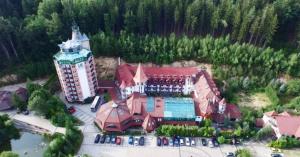 an aerial view of a large building with a pool at Hotel Las Piechowice in Szklarska Poręba