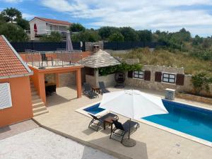 Bazén v ubytování Holiday Home Cerim nebo v jeho okolí