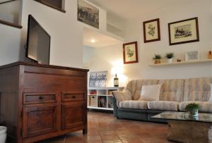 A seating area at casa vacanze Bolgheri (Toscana)