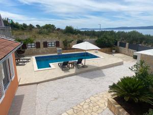 Bazén v ubytování Holiday Home Cerim nebo v jeho okolí