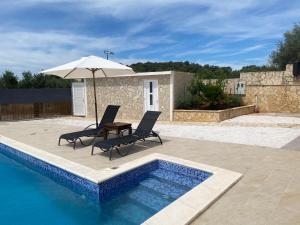 Bazén v ubytování Holiday Home Cerim nebo v jeho okolí