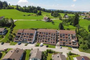 una vista aérea de un edificio en un campo en Oberreute - Modernes Zuhause mit Allgäu Aussicht en Oberreute