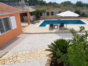 Bazén v ubytování Holiday Home Cerim nebo v jeho okolí