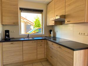 A cozinha ou cozinha compacta de Hello Zeeland - Vakantiehuis Zwin 015