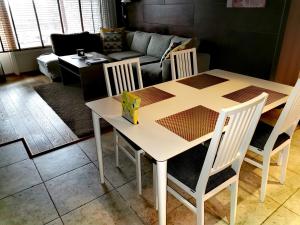 uma mesa e cadeiras numa sala de estar com um sofá em Tahko Spa Suite B3 em Tahkovuori