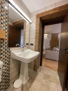 A bathroom at APARTAMENTOS RURALES POSADA DE LLERENA