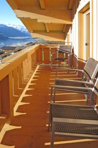 balcón con bancos y vistas a las montañas en Holiday Home Haus Seitner - BMG160 by Interhome, en Mühlbach