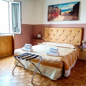 1 dormitorio con 1 cama y una pintura en la pared en BIKE HOUSE 3 "gold" en Seriate