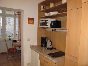 eine Küche mit einer Arbeitsplatte und einer Mikrowelle in der Unterkunft Apartment Bergstraße by Interhome in Bansin