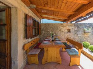 Une table et des chaises en bois sont disponibles sur la terrasse. dans l'établissement Holiday Home Toni by Interhome, à Svetvinčenat