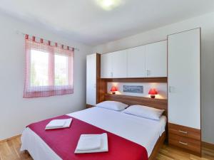 Кровать или кровати в номере Apartment Matas - SRD315 by Interhome