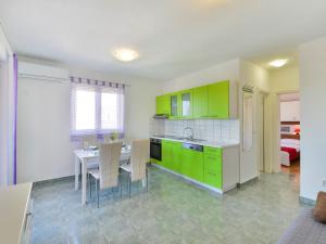 Кухня или мини-кухня в Apartment Matas - SRD315 by Interhome

