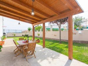 un patio con pérgola de madera, mesa y sillas en Apartment Dolce Vita by Interhome, en Picciano