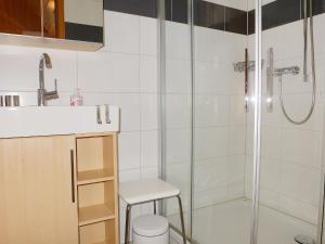 Ett badrum på Apartment Chalet Almis-Bödeli-1 by Interhome