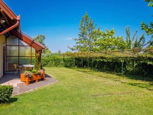 un cortile con tavolo e recinzione di Apartment Amarillo 3 by Interhome a Balatonmáriafürdő Altre 4 foto