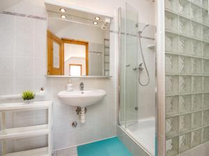 Bilik mandi di Apartment Amarillo 1 by Interhome +9 gambar