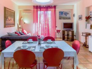 uma sala de estar com mesa e cadeiras em Apartment Etna View by Interhome em Mascali