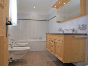 Łazienka w obiekcie Apartment Chesa Dal Luf B5 by Interhome