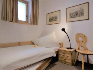 Łóżko lub łóżka w pokoju w obiekcie Apartment Chesa Dal Luf B5 by Interhome