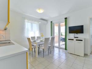 Η κουζίνα ή μικρή κουζίνα στο Apartment Matas-3 by Interhome