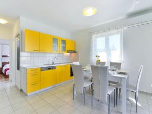 Η κουζίνα ή μικρή κουζίνα στο Apartment Matas-3 by Interhome