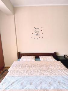 um quarto com uma cama com uma colcha em Friendly City Centre em Podgorica