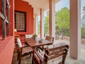 a dining room with a wooden table and chairs at Holiday Home De la Cruz by Interhome in Aledo