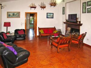 プラタモナにあるHoliday Home Villa Margherita by Interhomeのリビングルーム(革製家具、暖炉付)