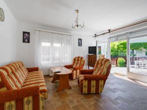 sala de estar con sillas, sofá y mesa en Holiday Home Margaret by Interhome, en Balatonfenyves