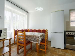 cocina con mesa y nevera en Holiday Home Margaret by Interhome, en Balatonfenyves