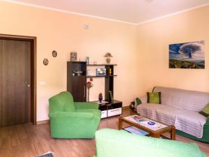 Televízia a/alebo spoločenská miestnosť v ubytovaní Holiday Home Luppinedda by Interhome